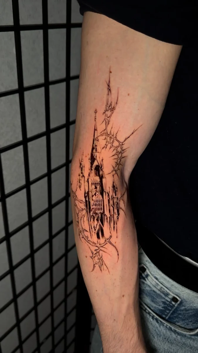 Videovorschau: Gotisches Architekturmotiv am Arm · Hamed