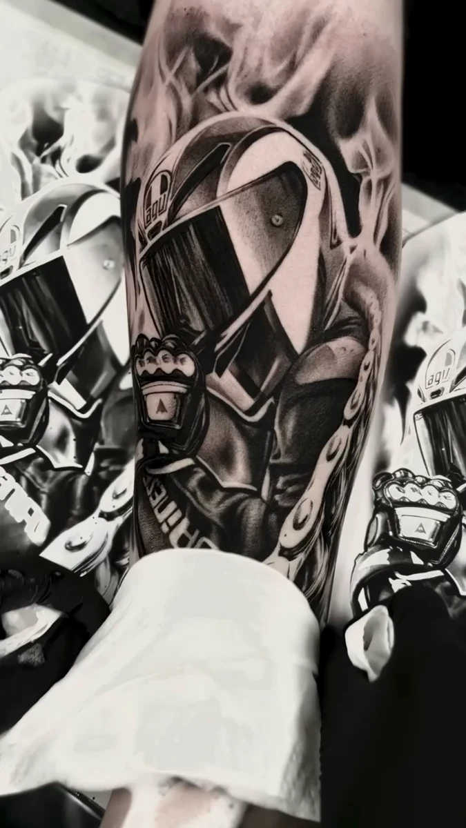 Videovorschau: Motorradhelm und Handschuh · Iryna