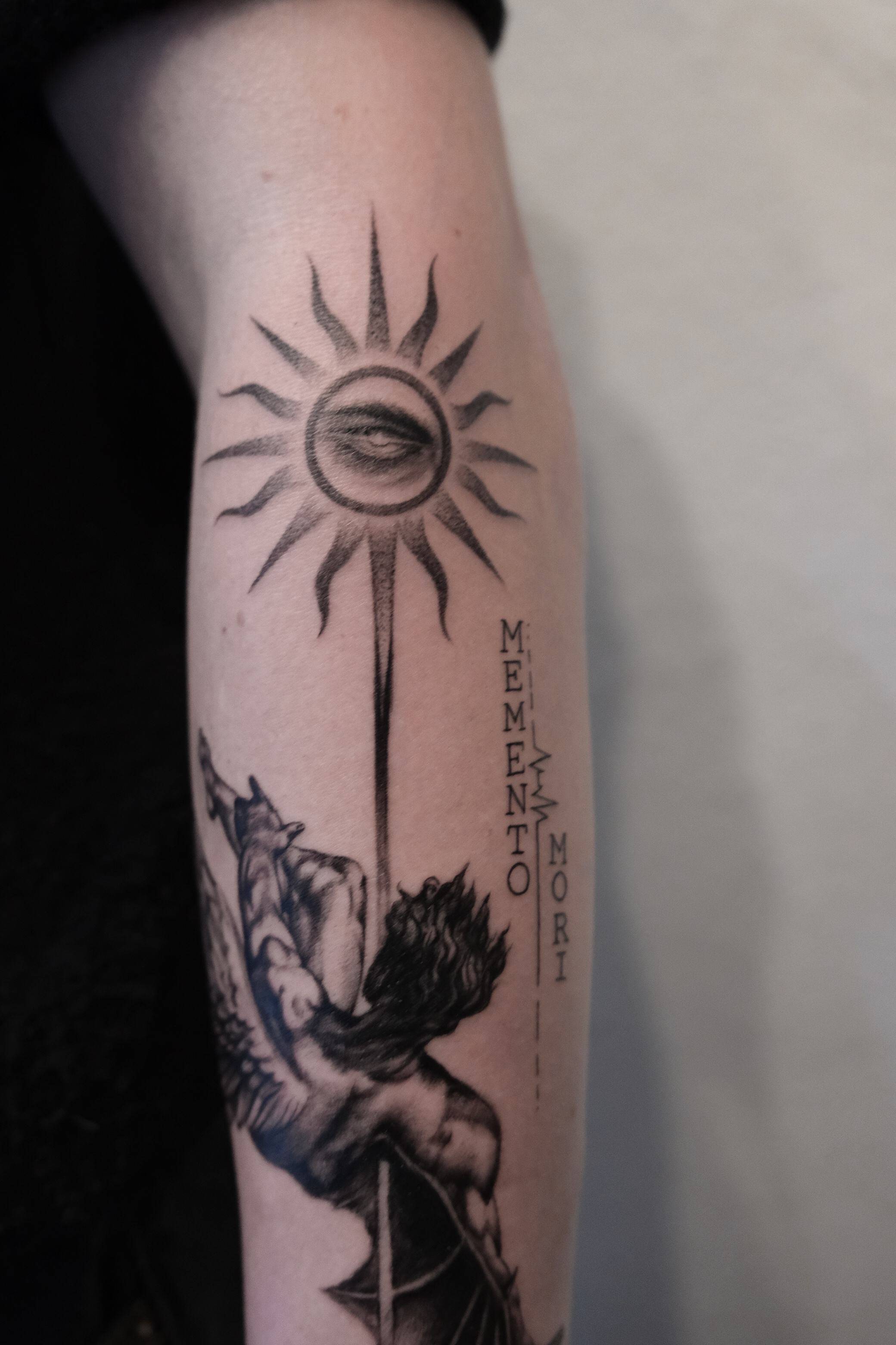 Abstraktes Conceptual Tattoo mit fließenden Formen