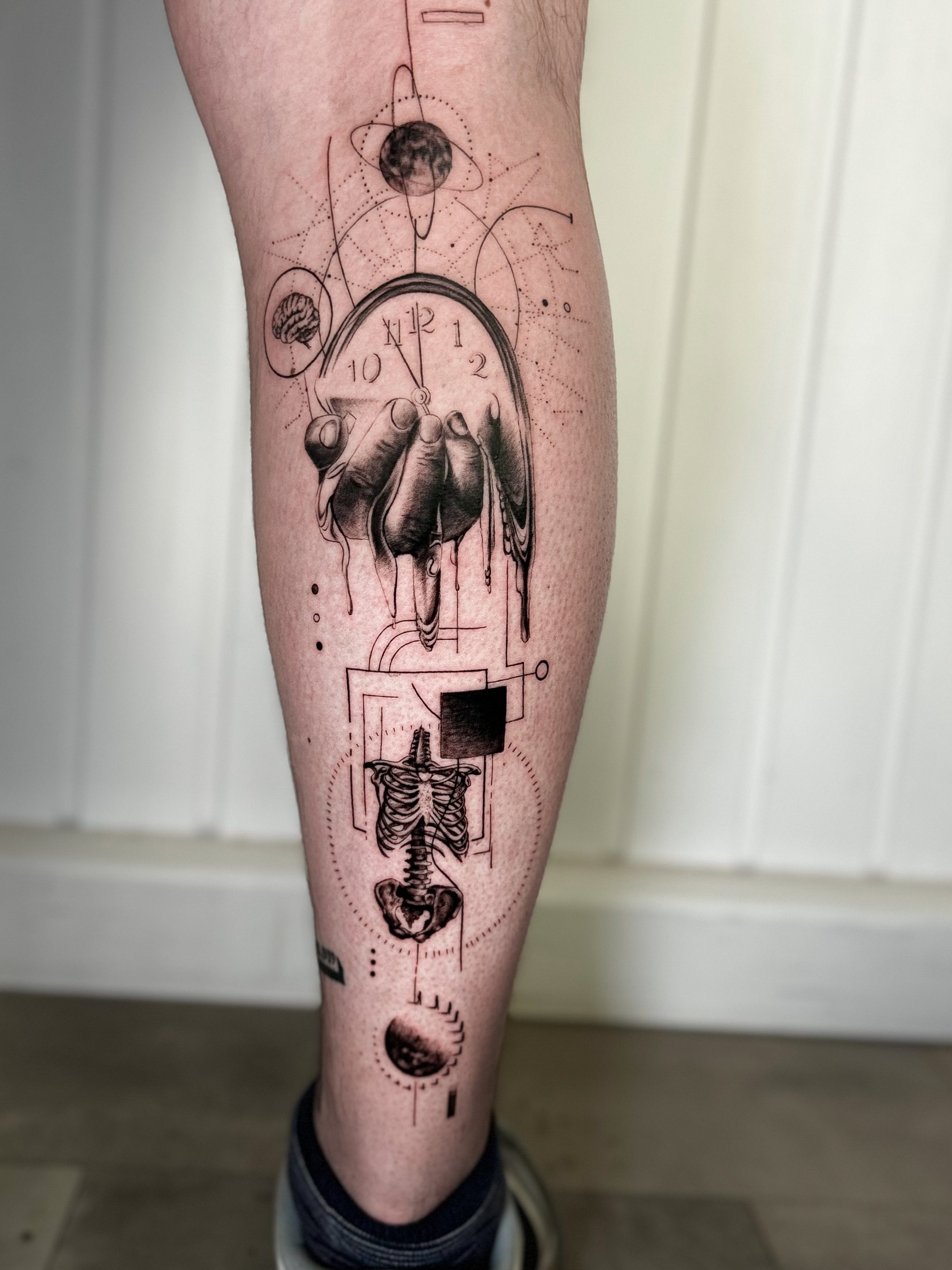 Abstraktes Tattoo mit persönlicher Erzählung