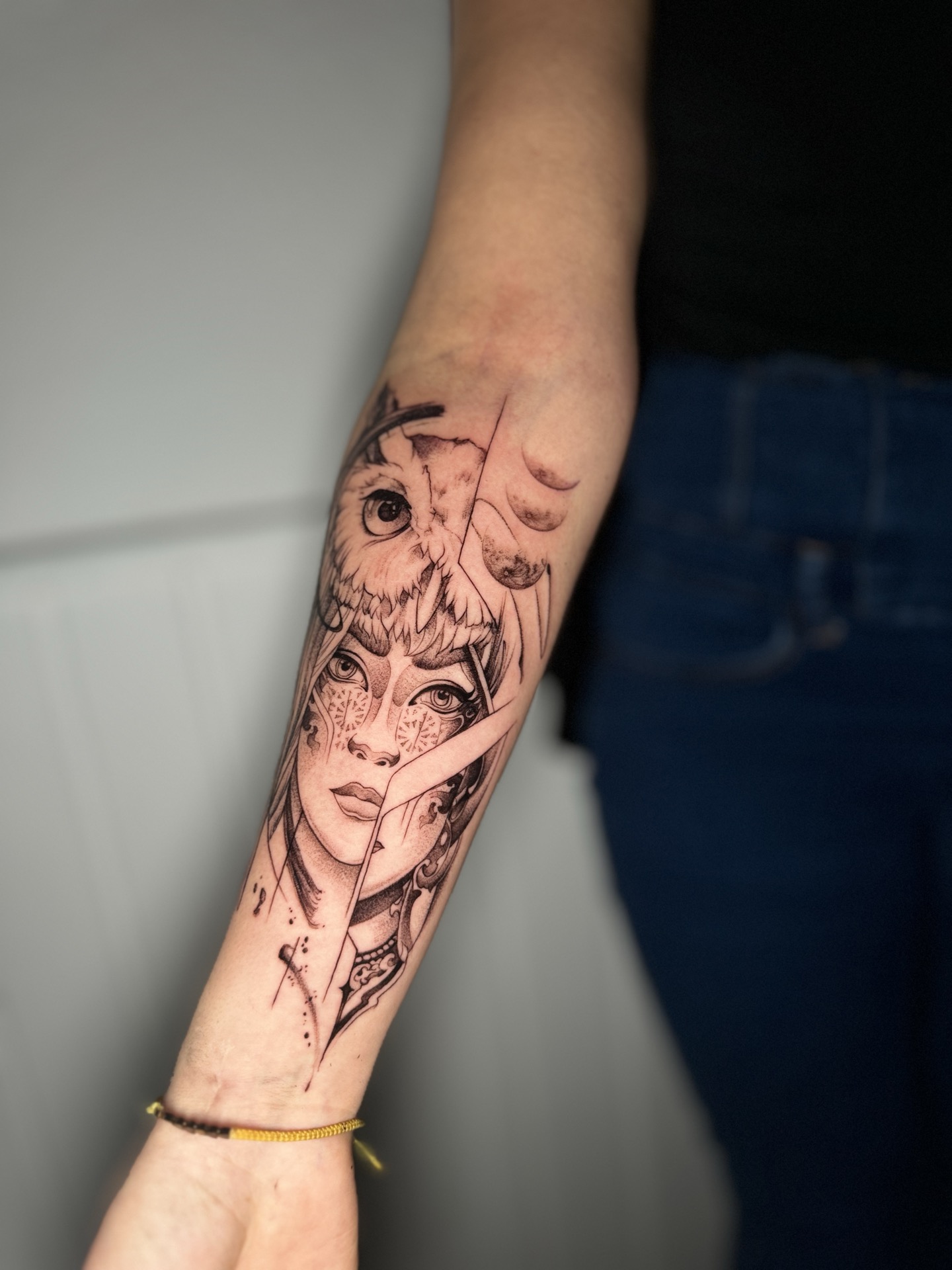 Künstlerisches Conceptual Tattoo mit abstraktem Ausdruck