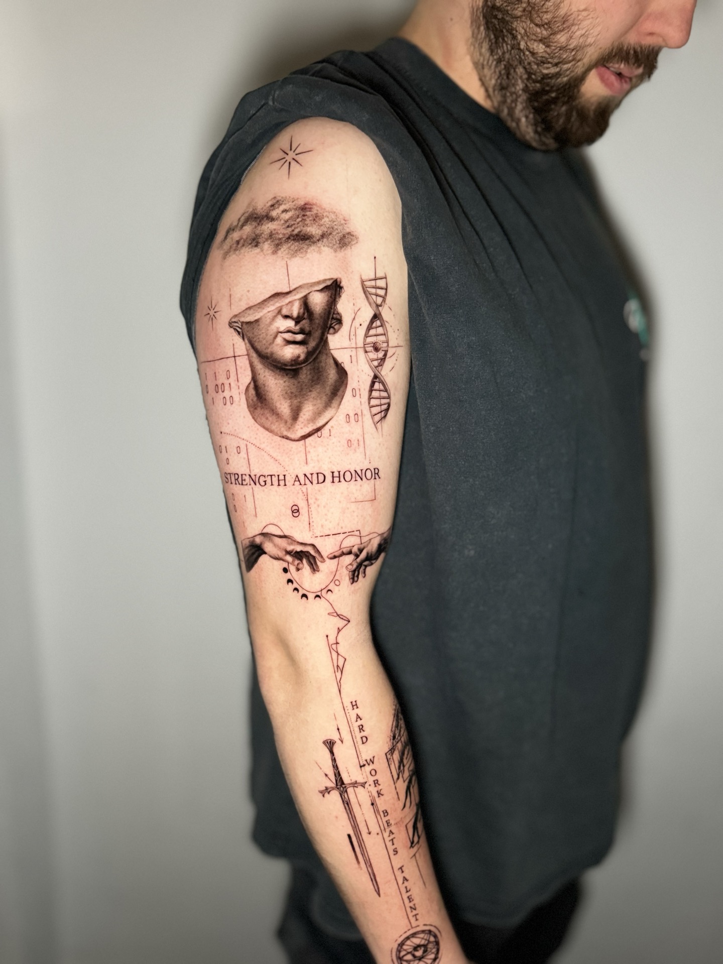 Abstraktes Conceptual Tattoo mit geometrischer Harmonie