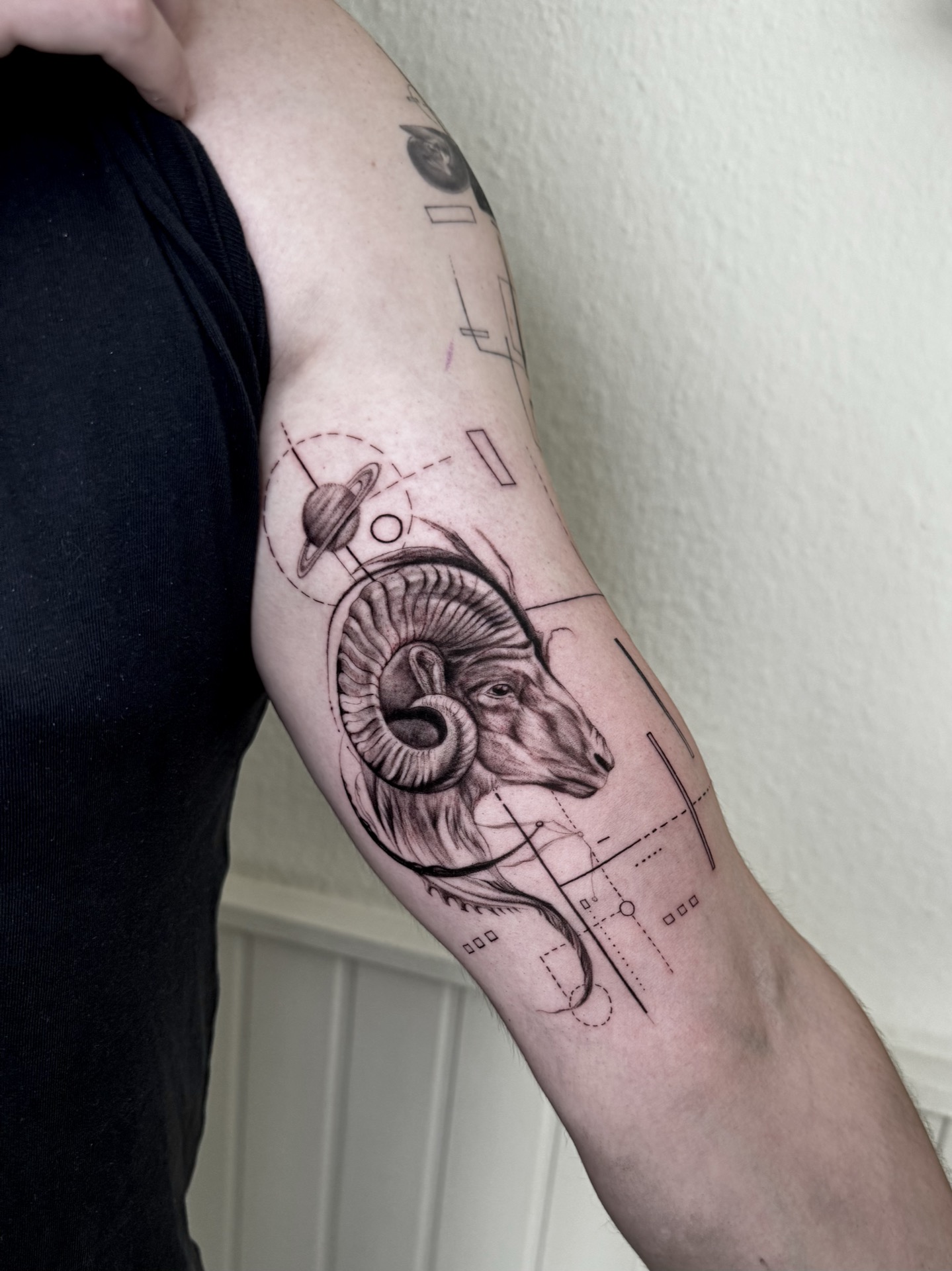 Expressives Conceptual Tattoo — Kunst mit Seele