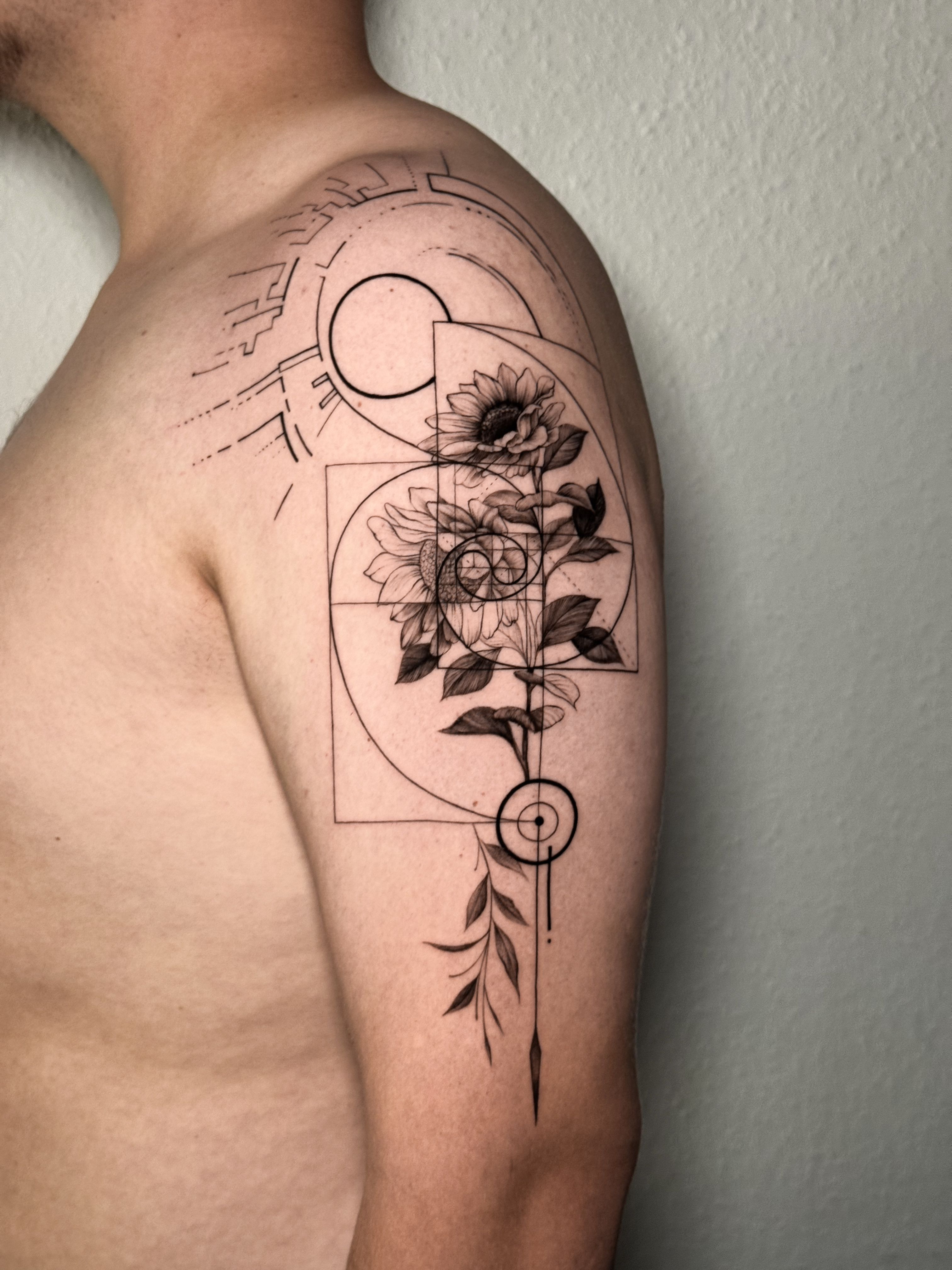 Symbolisches Concept-Tattoo mit abstrakter Komposition
