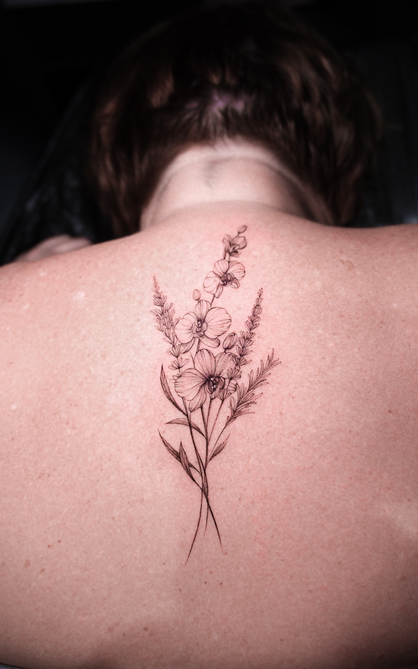 Elegantes Fineline Blatt-Tattoo mit feiner Kontur