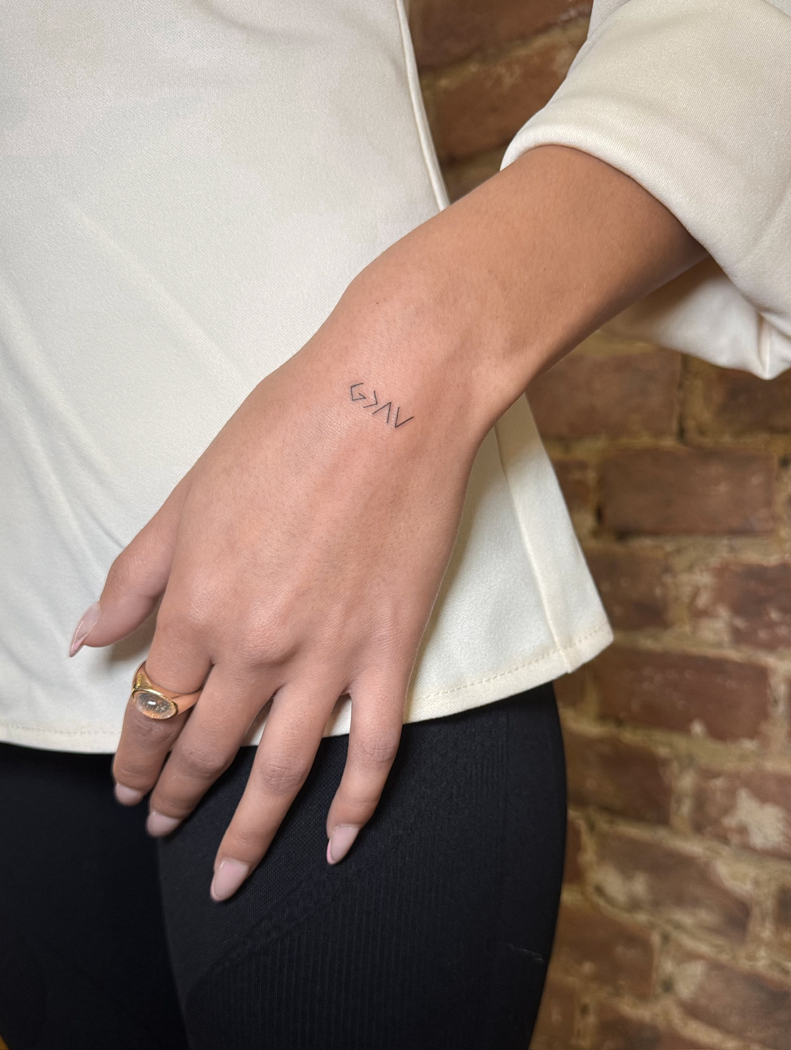 Filigranes Fineline Tattoo mit abstrakten Linien