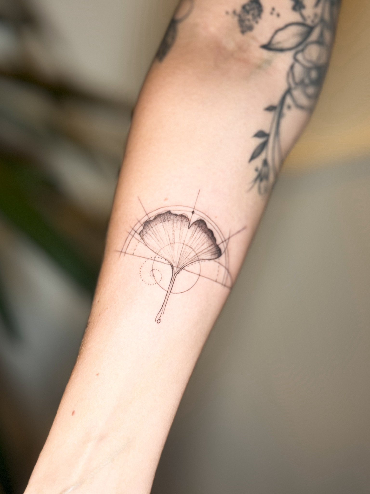 Zartes Fineline Stern-Tattoo am Knöchel