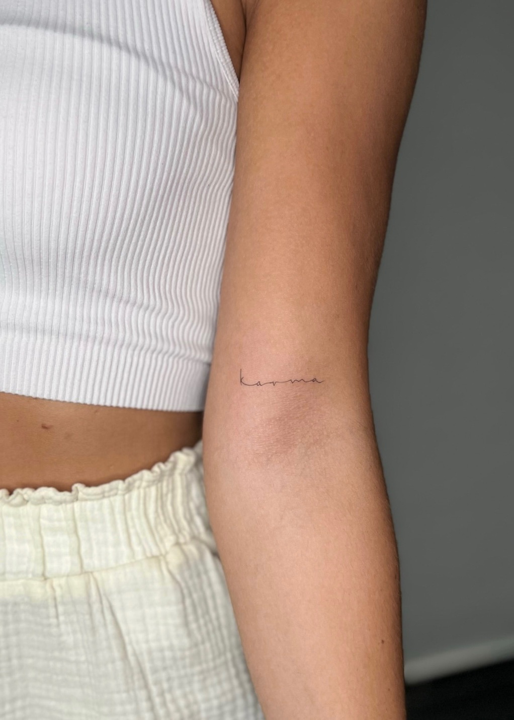 Hauchfeines Fineline Tattoo mit Mondmotiv