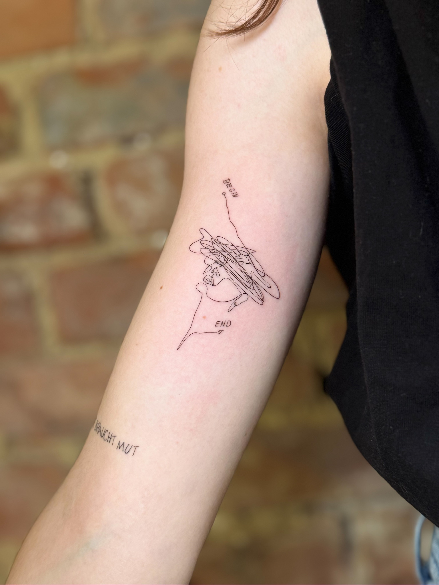 Elegantes Fineline Schrift-Tattoo mit Kalligrafie