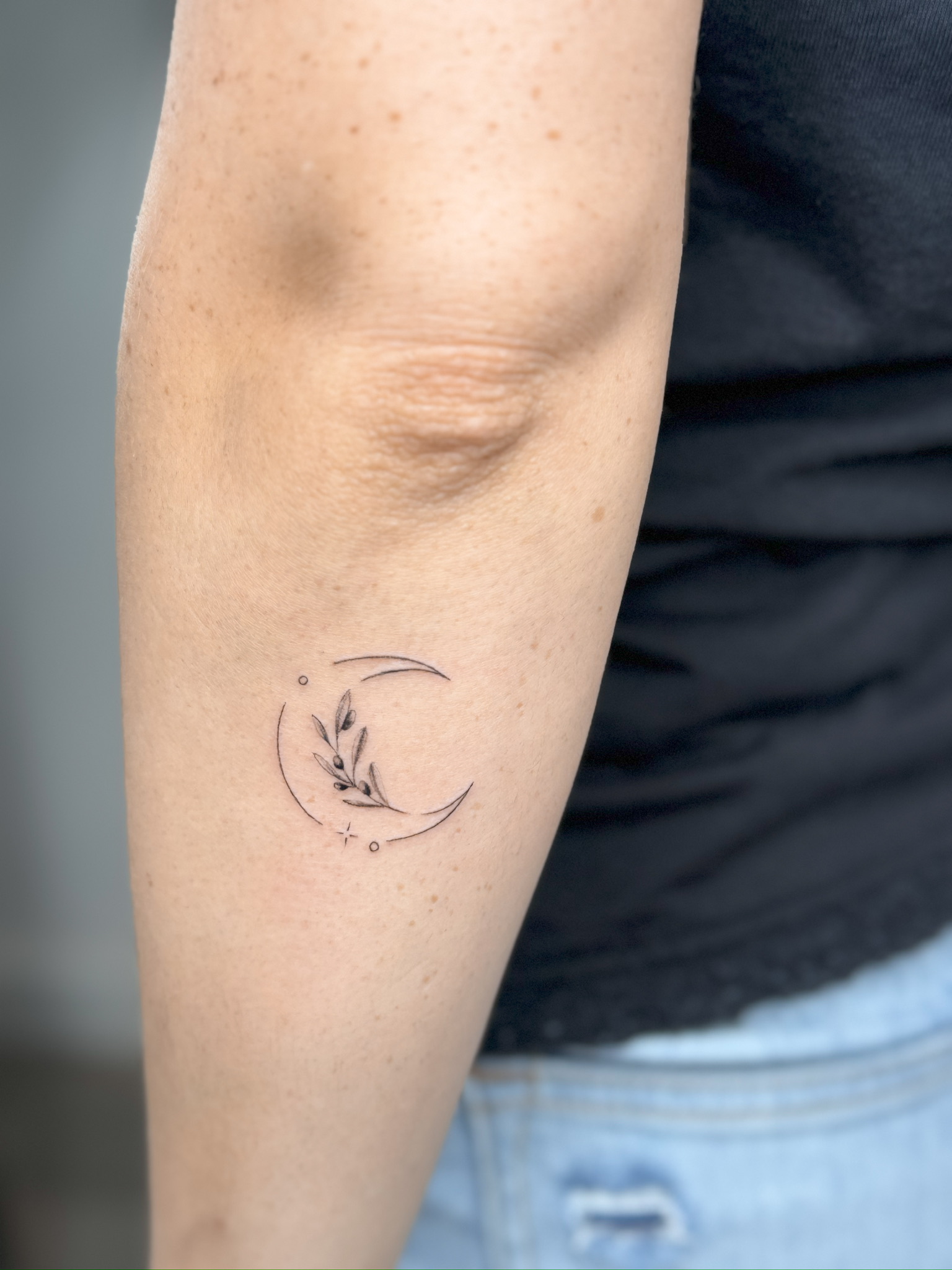 Zartes Fineline Wildblumen-Tattoo