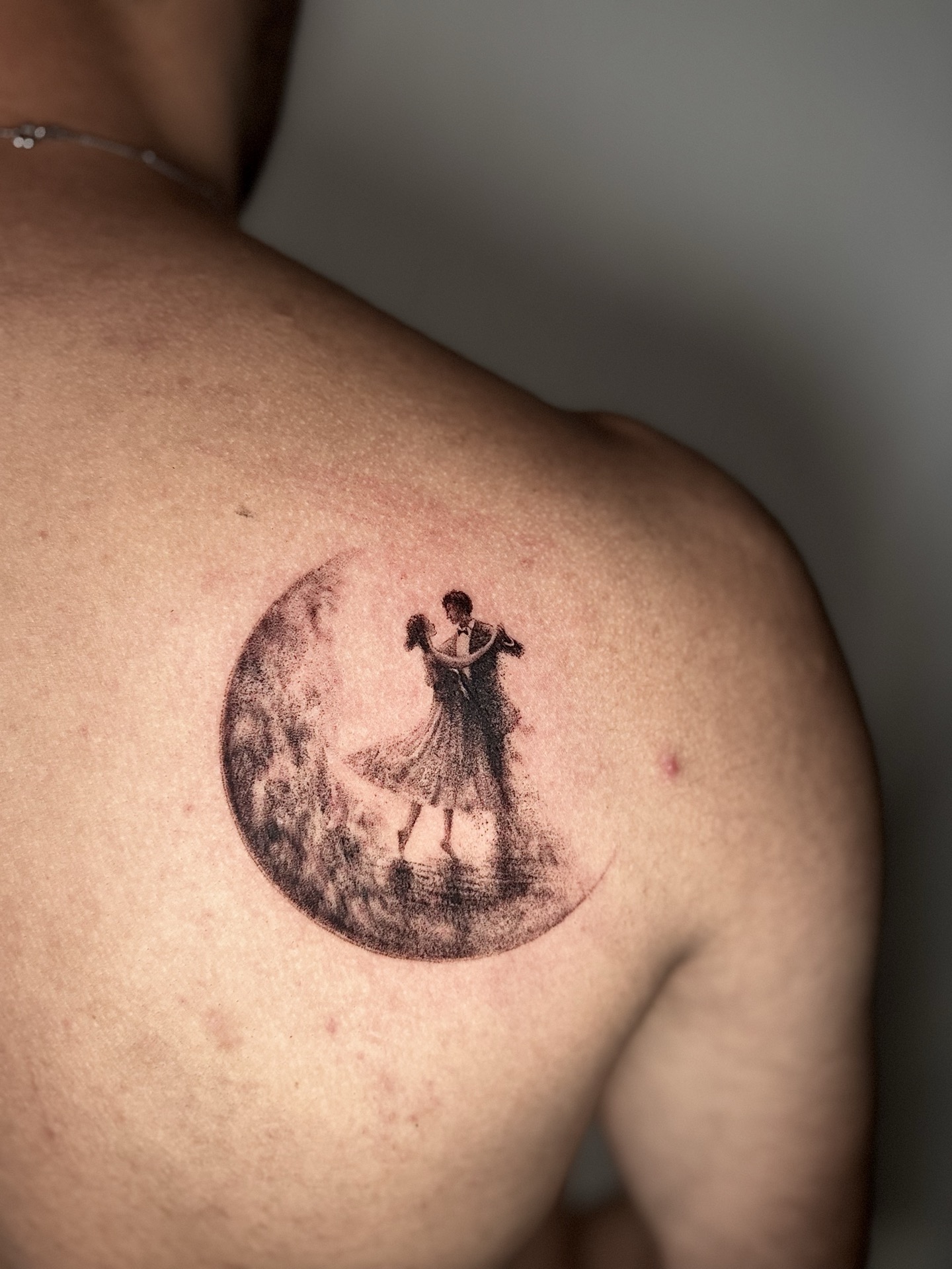Hyperrealistisches Tattoo mit weichen Übergängen